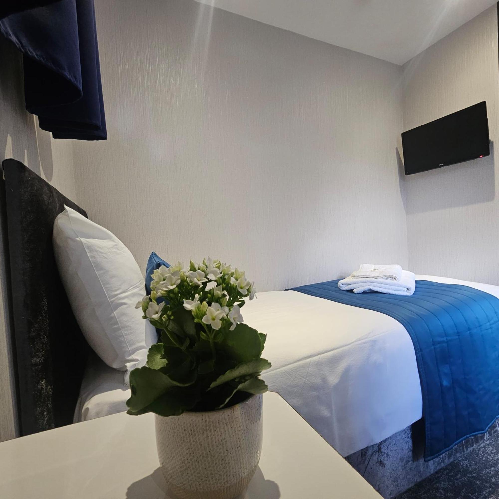 Small Single Room Ensuite,1611050093:JPEG